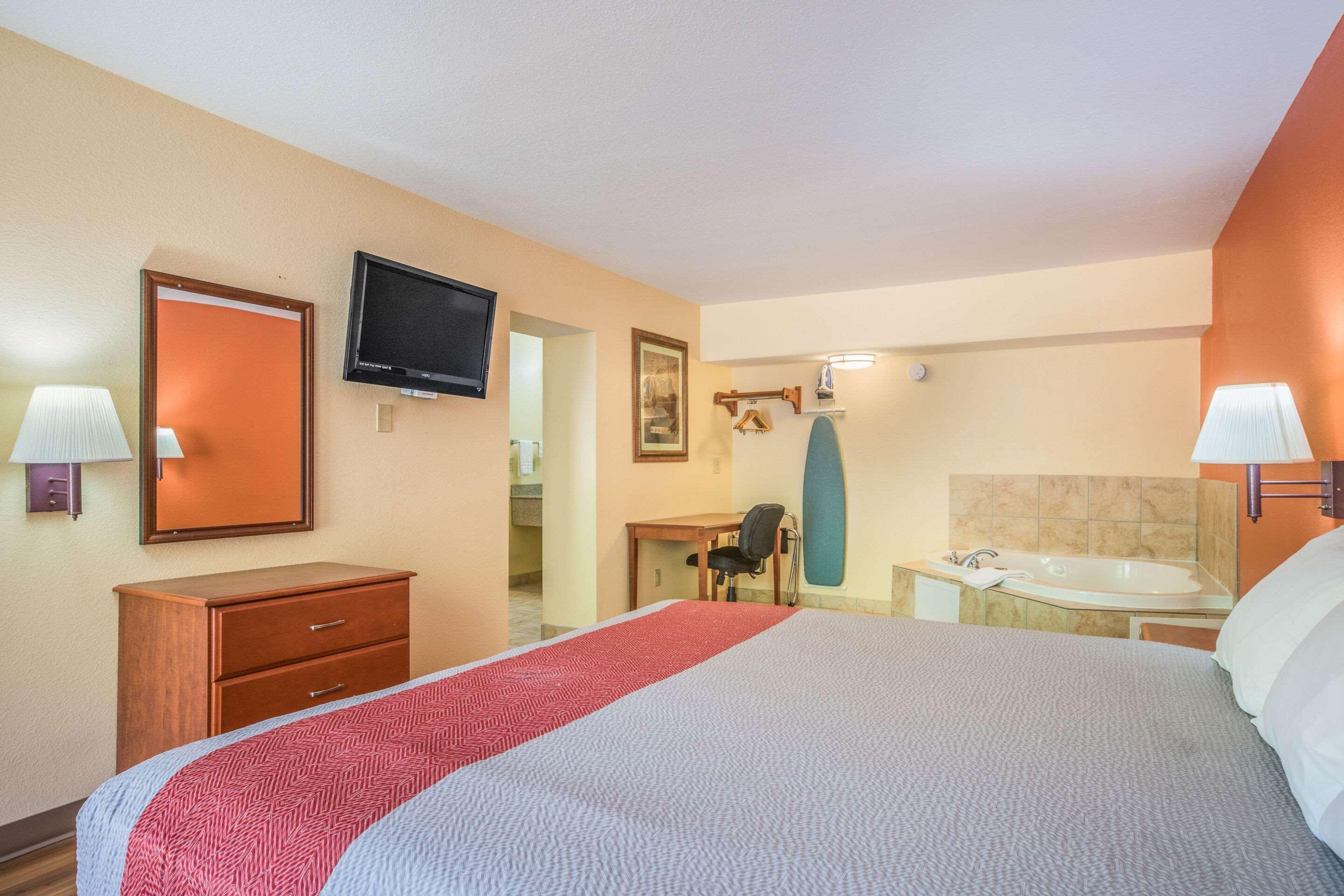 Rodeway Inn & Suites Macon Buitenkant foto
