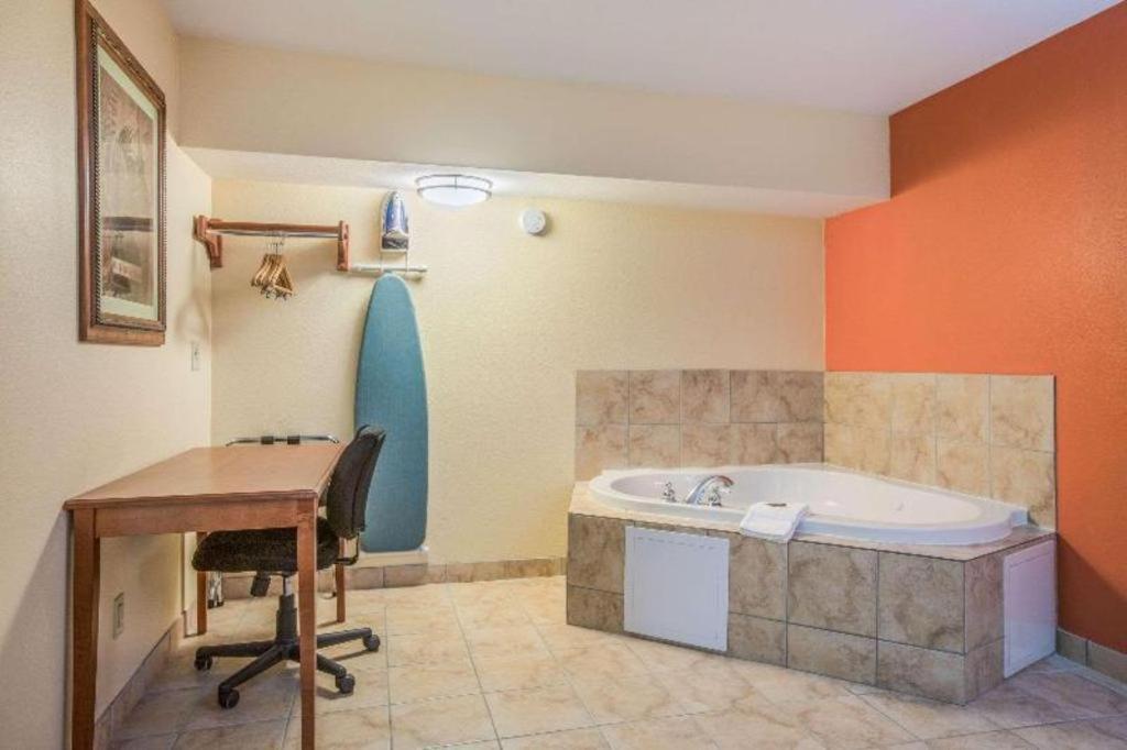 Rodeway Inn & Suites Macon Buitenkant foto