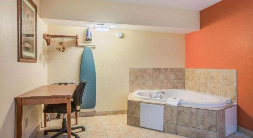 Rodeway Inn & Suites Macon Buitenkant foto