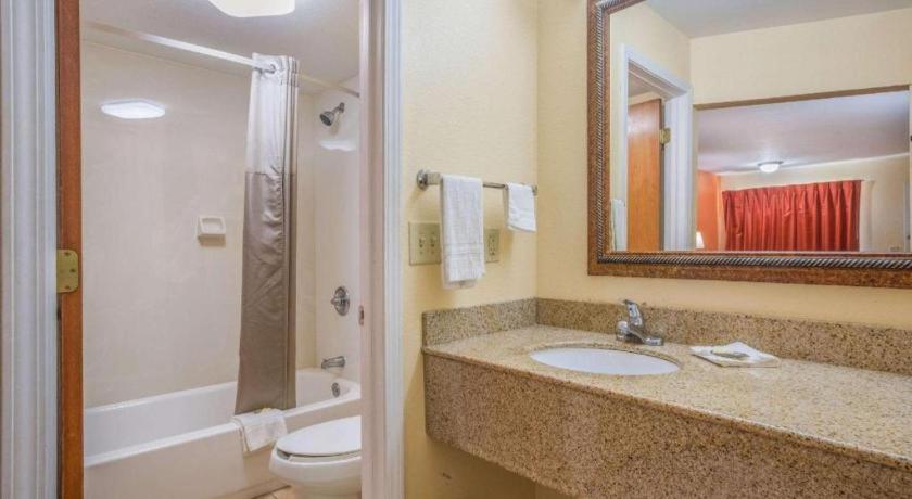 Rodeway Inn & Suites Macon Buitenkant foto
